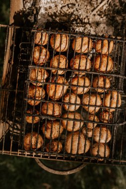 Mantar şampiyonları ızgarada barbekü yapıyorlar.