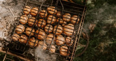 Mantar şampiyonları ızgarada barbekü yapıyorlar.