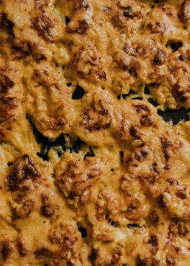 Köfteli pizza. Fırında pişmiş et, siyah metal bir yemek tepsisinin üzerinde yatıyor.