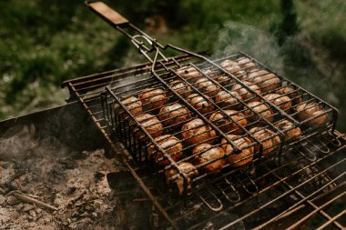 Mantar şampiyonları ızgarada barbekü yapıyorlar.
