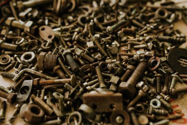 Çeşitli metal somunlar çivi anahtarlarını sürgüler.