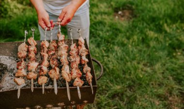 Domuz eti dana eti kare parça kesilmiş ve ateşte kızartılmış.