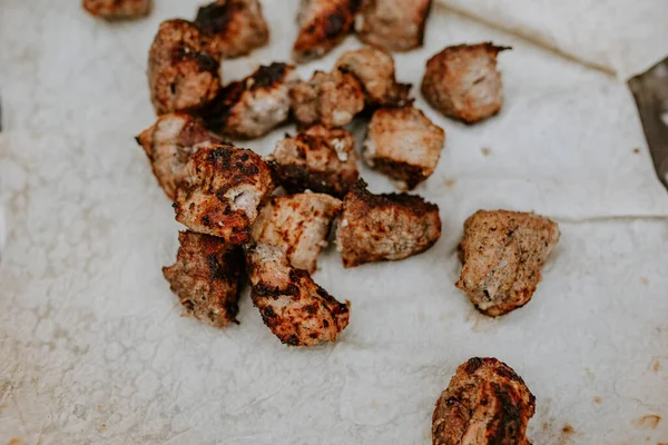豚肉の仔牛の肉炒め物は薄い白いピタパンにあります. — ストック写真
