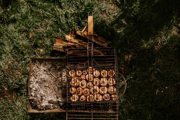 Mantar şampiyonları ızgarada barbekü yapıyorlar.