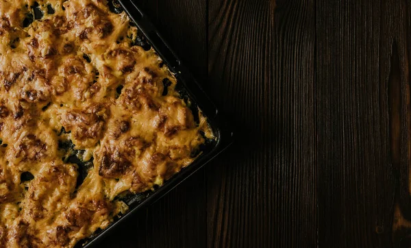 Pizza de queso de carne. La carne horneada en el horno se encuentra en una bandeja para hornear de metal negro —  Fotos de Stock