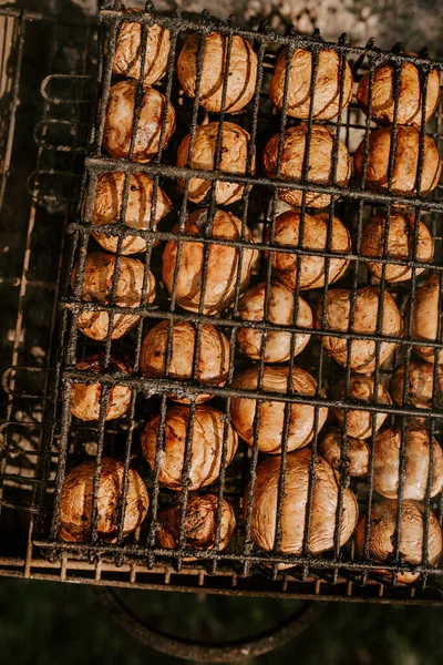 Champiñones champiñones apilados en una barbacoa en la parrilla —  Fotos de Stock