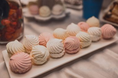 Tatlı hamur işleri. Yemek servisi. Düğün doğum günü kavramı