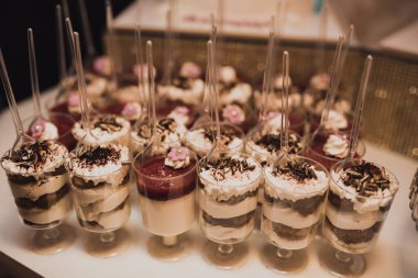 Tatlı hamur işleri. Yemek servisi. Düğün doğum günü kavramı