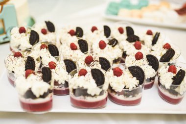 Tatlı hamur işleri. Yemek servisi. Düğün doğum günü kavramı