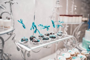 Tatlı hamur işleri. Yemek servisi. Düğün doğum günü kavramı