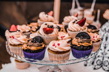 Tatlı hamur işleri. Yemek servisi. Düğün doğum günü kavramı