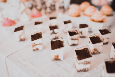 Tatlı hamur işleri. Yemek servisi. Düğün doğum günü kavramı