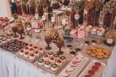Tatlı hamur işleri. Yemek servisi. Düğün doğum günü kavramı