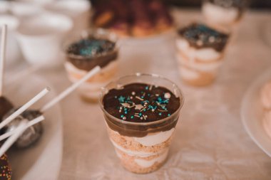 Tatlı hamur işleri. Yemek servisi. Düğün doğum günü kavramı