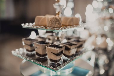 Tatlı hamur işleri. Yemek servisi. Düğün doğum günü kavramı