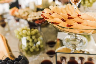 Tatlı hamur işleri. Yemek servisi. Düğün doğum günü kavramı