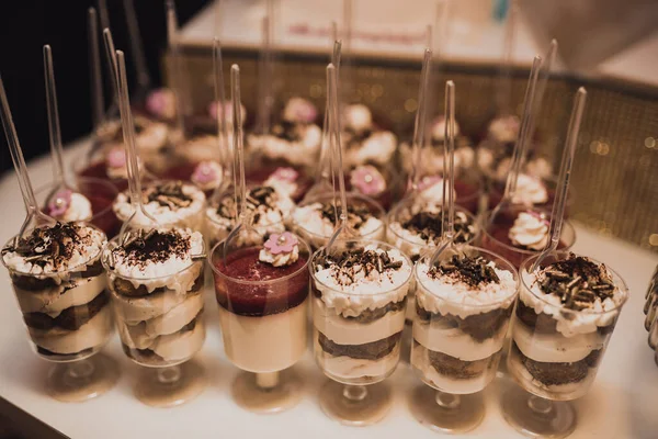 Tatlı hamur işleri. Yemek servisi. Düğün doğum günü kavramı