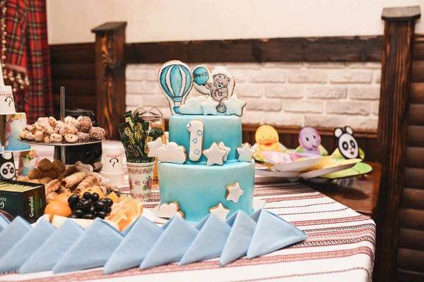 Tatlı hamur işleri. Yemek servisi. Düğün doğum günü kavramı