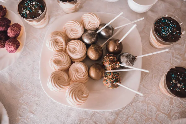 Tatlı hamur işleri. Yemek servisi. Düğün doğum günü kavramı