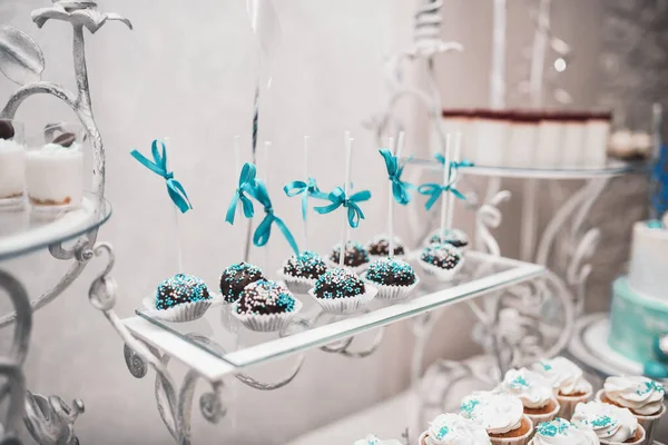 Tatlı hamur işleri. Yemek servisi. Düğün doğum günü kavramı