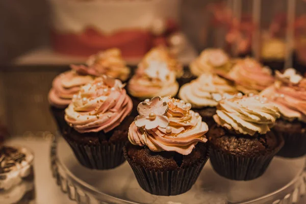 Tatlı hamur işleri. Yemek servisi. Düğün doğum günü kavramı