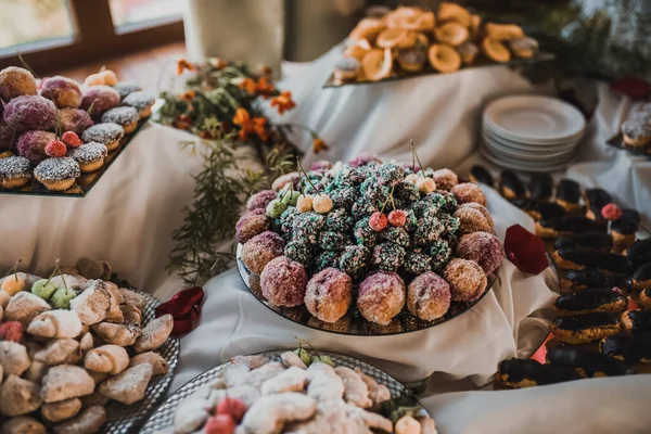 Tatlı hamur işleri. Yemek servisi. Düğün doğum günü kavramı