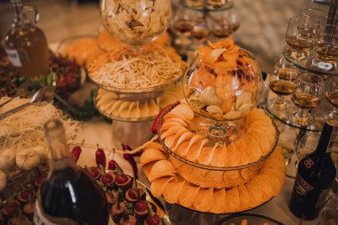 Tatlı hamur işleri. Yemek servisi. Düğün doğum günü kavramı