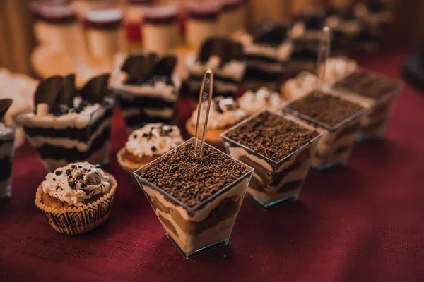 Tatlı hamur işleri. Yemek servisi. Düğün doğum günü kavramı