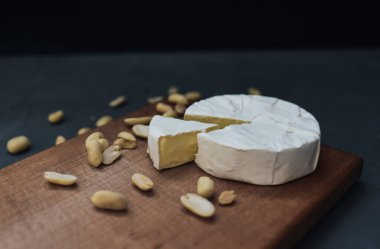 Tahtada küflü ve fındıklı peynirli camembert peyniri.