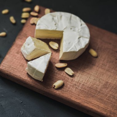 Tahtada küflü ve fındıklı peynirli camembert peyniri.