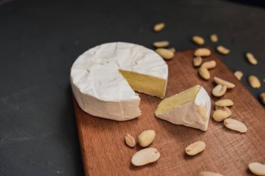 Tahtada küflü ve fındıklı peynirli camembert peyniri.