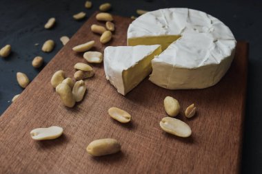 Tahtada küflü ve fındıklı peynirli camembert peyniri.