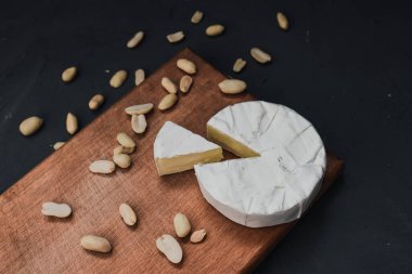 Tahtada küflü ve fındıklı peynirli camembert peyniri.