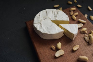 Tahtada küflü ve fındıklı peynirli camembert peyniri.