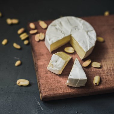 Tahtada küflü ve fındıklı peynirli camembert peyniri.