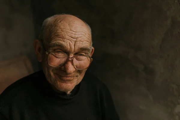 Viejo pensativo en gafas con pelo gris — Foto de Stock