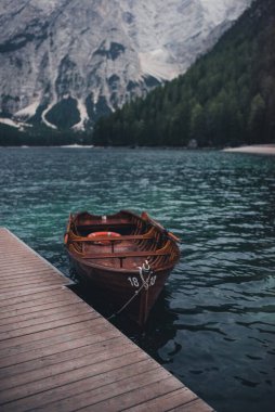 Kahverengi ahşap kayıklar Alp Gölü 'nde durur.