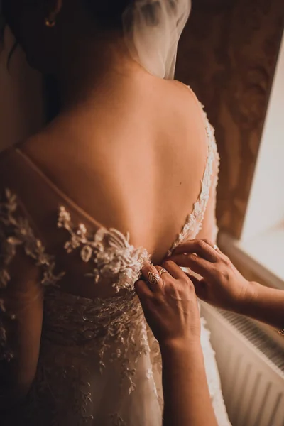 Der Rücken der Braut im Brautkleid — Stockfoto