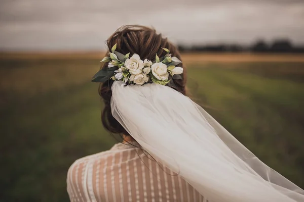 Bruiloft decoraties sieraden op hoofd een sluier — Stockfoto