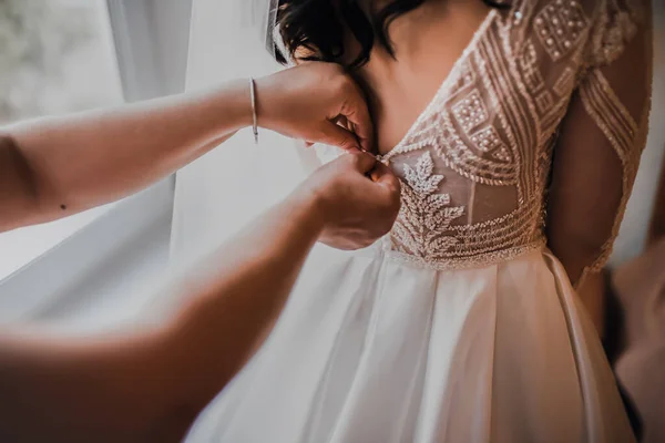 Brudens baksida i bröllopsklänning — Stockfoto