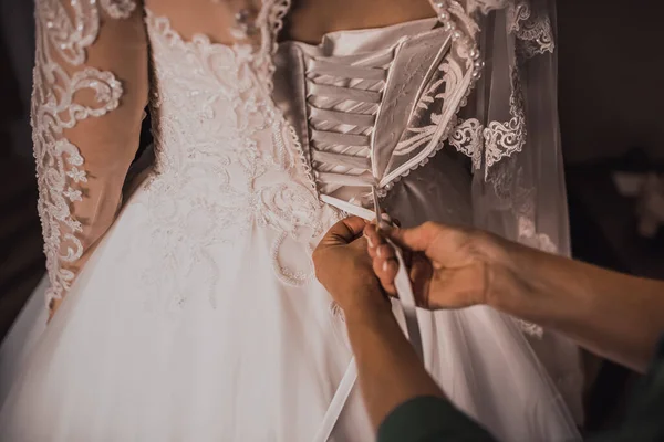 De rug van de bruid in een trouwjurk — Stockfoto