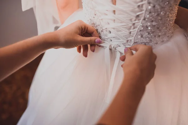 Tył panny młodej w sukni ślubnej — Zdjęcie stockowe