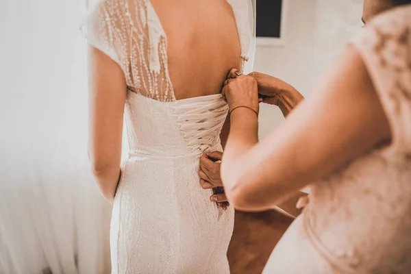 Tył panny młodej w sukni ślubnej — Zdjęcie stockowe