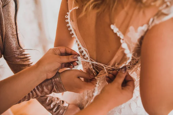 Der Rücken der Braut im Brautkleid — Stockfoto