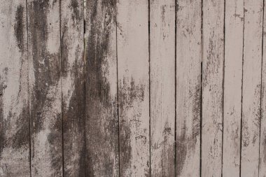 Eski tahtalar beyaz eski püskü boyalarla kirlenir.