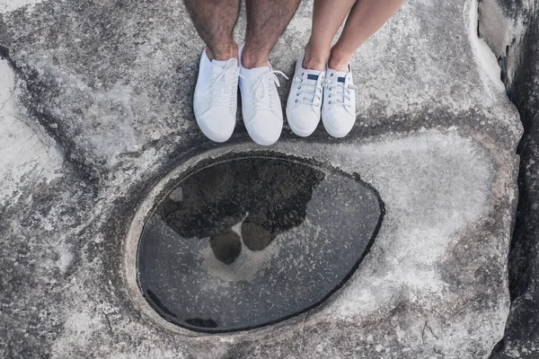 Masculino e feminino pernas calçado no branco confortável esportes sapato — Fotografia de Stock