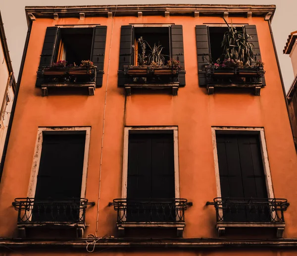Architecture and landmarks of Venice, Italy narrow streets — Stock Photo, Image
