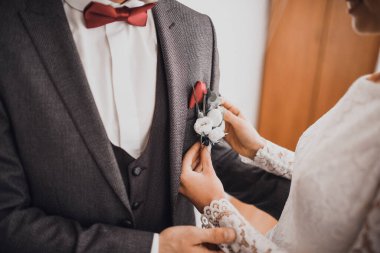 Gelin uygun bir düğme deliği takar