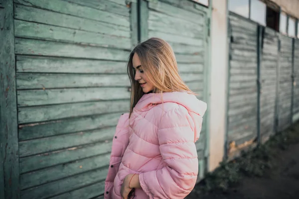 Joven hermosa chica rubia vestida de moda chaqueta rosa y vaqueros azules — Foto de Stock