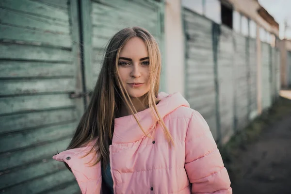 Joven hermosa chica rubia vestida de moda chaqueta rosa y vaqueros azules — Foto de Stock